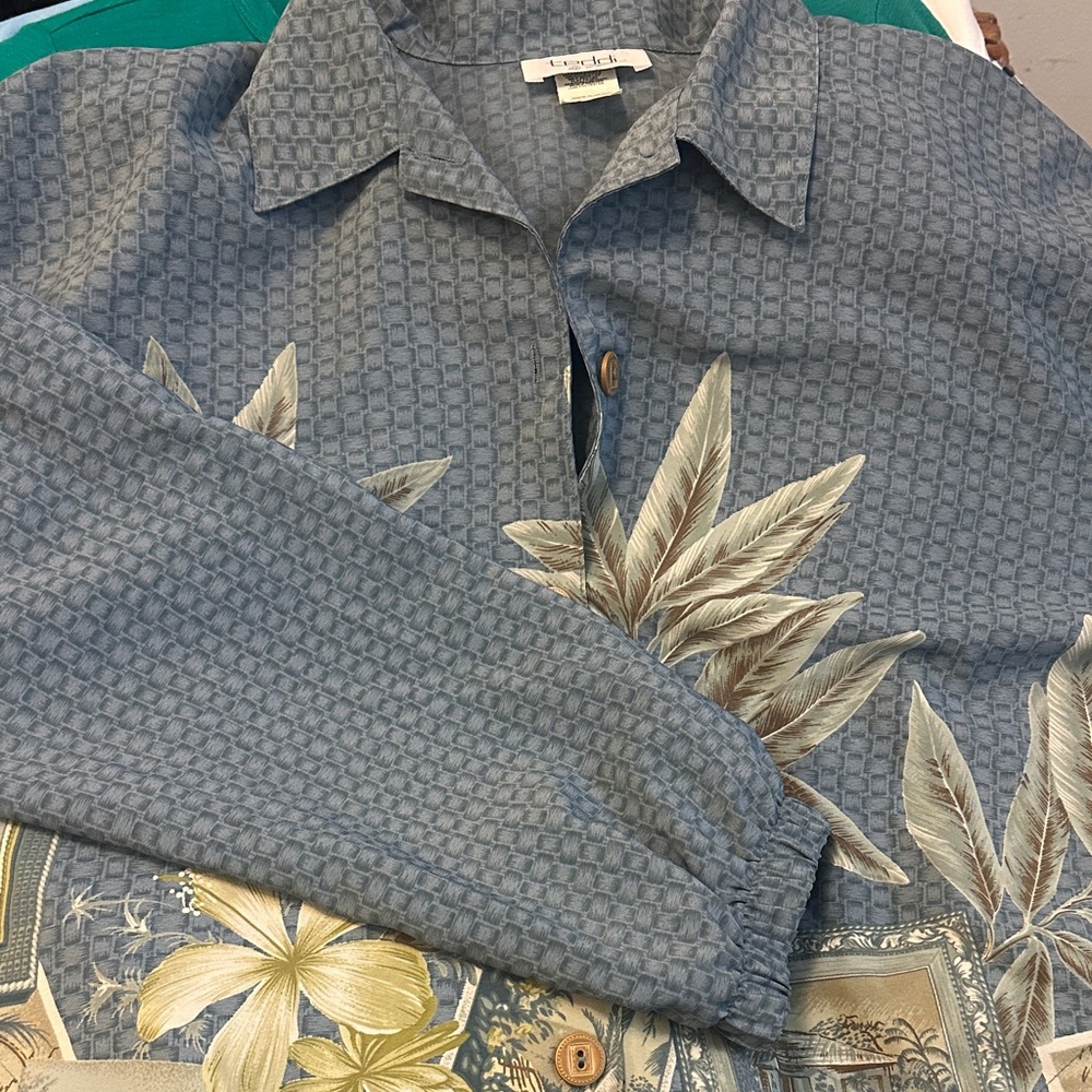 Teddi NWT XL Blue Leaf Print Shirt with Buttons and draw string on bottom - Picture 6 of 7